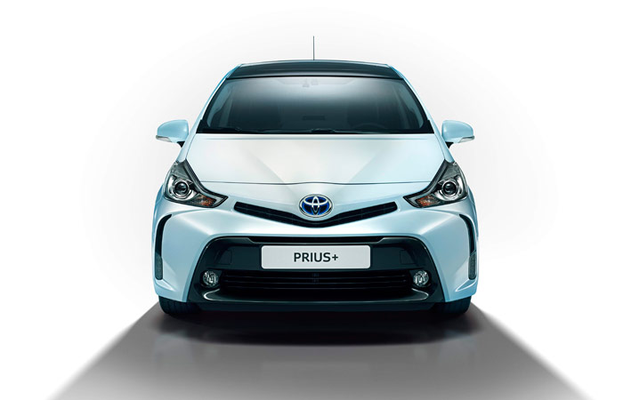 En su presentación 2015, y a pesar de ser la versión más utilitaria, el Prius+ tiene un aspecto algo más agresivo que sus hermanos, con esas dos falsas tomas verticales en los extremos del frontal.