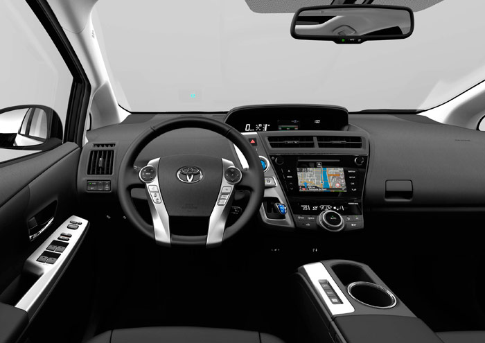 Resulta curioso que en este Prius+ (y también en los otros) la gran mayoría de mandos e instrumentación se concentren en la consola central frontal, en la puerta del conductor y en el volante, y ya algo menos en la consola horizontal entre los asientos. Por el contrario, las dos zona laterales del salpicadero quedan absolutamente vírgenes; eso permite, al menos, que cada conductor regule el volante a la altura que mejor le convenga, sin problemas de que obstruya la visión o la accesibilidad de instrumentación o mandos.