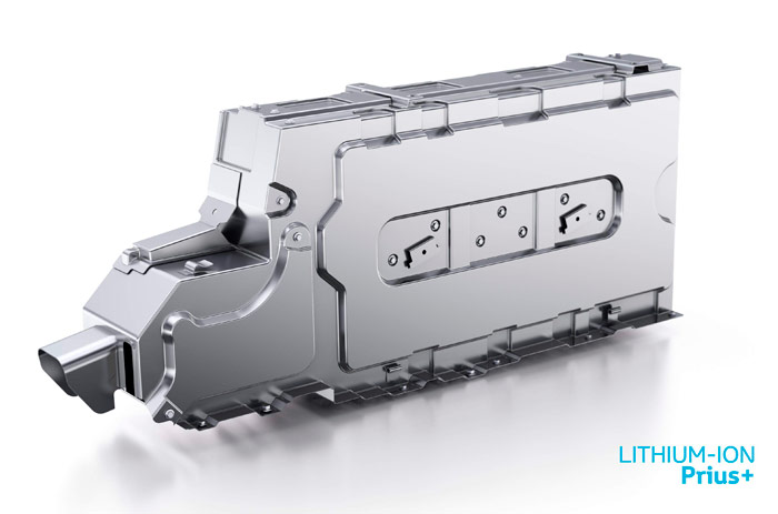 El elemento clave de todo vehículo con propulsión total o parcialmente eléctrica: la batería. En el caso del Prius+, en forma de petaca totalmente paralelepipédica, y fuertemente blindada. Es del tipo de ion-litio, como en el Plug-In, y no de níquel-hidruro metálico, como en el Prius básico