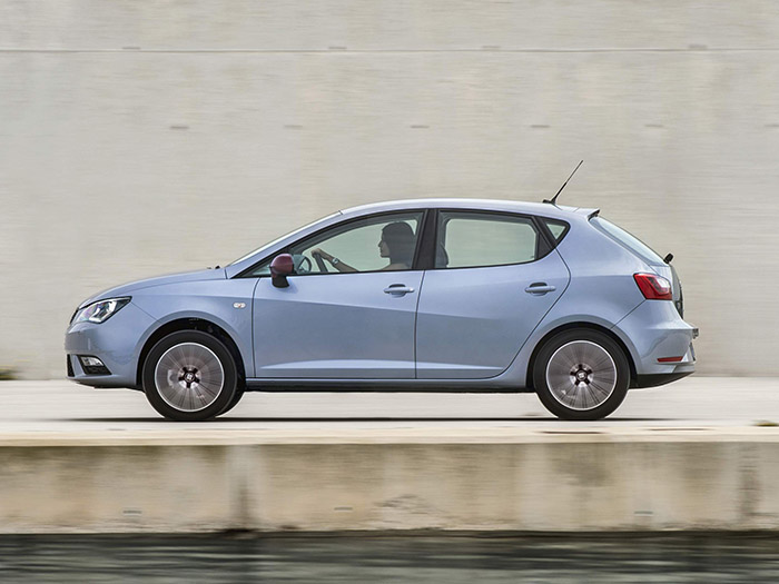 Clásico perfil de “hatchback” o berlina de dos cuerpos con portón, si bien la luneta posterior está algo más inclinada de lo habitual.