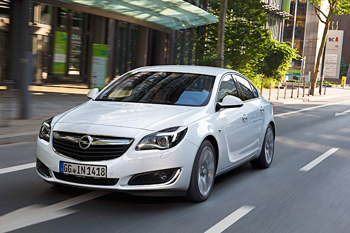 Los ligeros retoque recibidos hace unos cuantos meses hacen que la estética del frontal del Insignia se aproxime todavía más al diseño corporativo que comparte con el resto de productos Opel (Corsa y Astra en particular); especialmente los faros con diseño de “ojo de ave rapaz”.