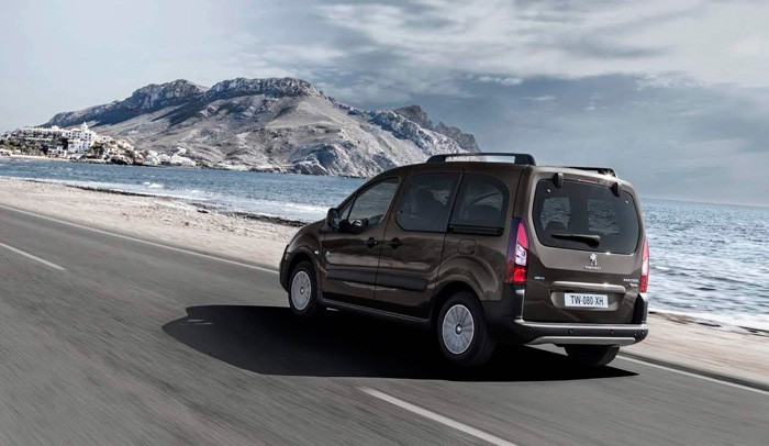 No sólo la altura de 1,80 metros, sino sobre todo la zaga cortada radicalmente en vertical, es lo que más distingue a este tipo de vehículo de los algo más perfilados MPV o SUV.