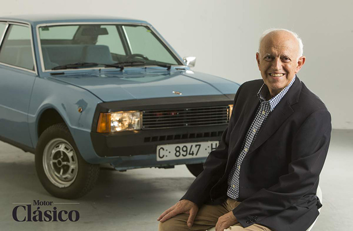 Antoni Amat, en el estudio fotográfico, frente a su creación. Con más de 80 años, se encuentra en plena forma, y aunque INDUCAR ya desapareció, continúa con su empresa de suministros varios para automoción.