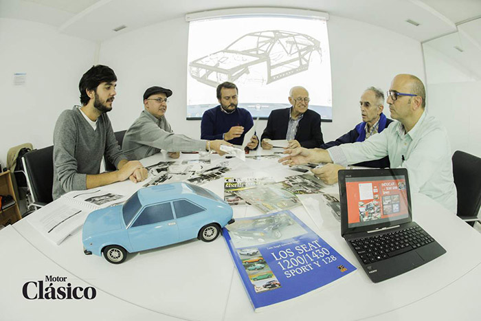 Los integrantes de la reunión plenaria, en la sala de juntas: Luis Ángel (con su habitual gorra), Juan Ramos (propietario del Sport de las fotos), Antoni Amat, yo, y Jesús Bonilla, director de “Motor Clásico”. En primer plano, la portada del anterior libro de Luis Ángel, dedicado en exclusiva al Sport, y la maqueta original, obra de Amat; como se puede apreciar, hay muy pocas diferencias con el diseño final de Aldo Sessano, basado a medias en su Nergal y en esta maqueta.