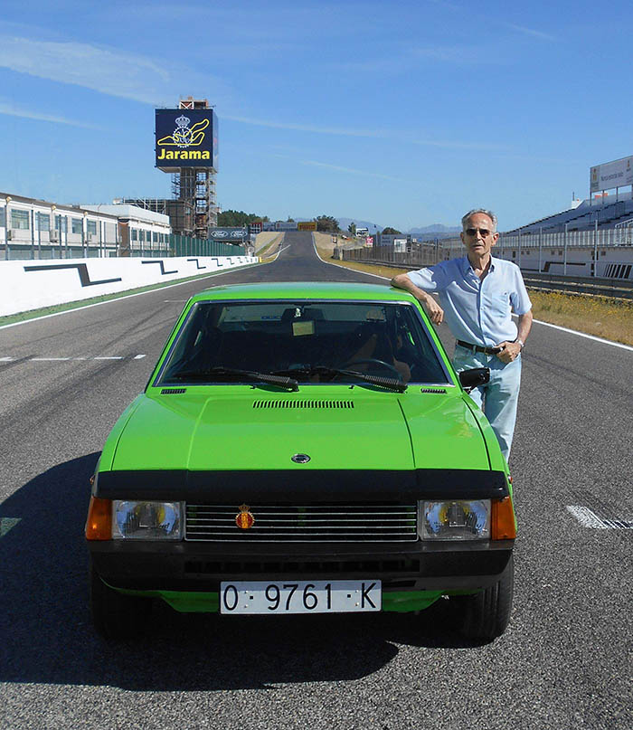 Aquí estoy junto al Bocanegra (uno de ellos) de Luis Ángel, en plena recta del Jarama, que estaba en fase de remodelación. Hacía cuatro años que no rodaba por su asfalto; y nunca lo había hecho, que recuerde, a bordo de uno de estos coches.