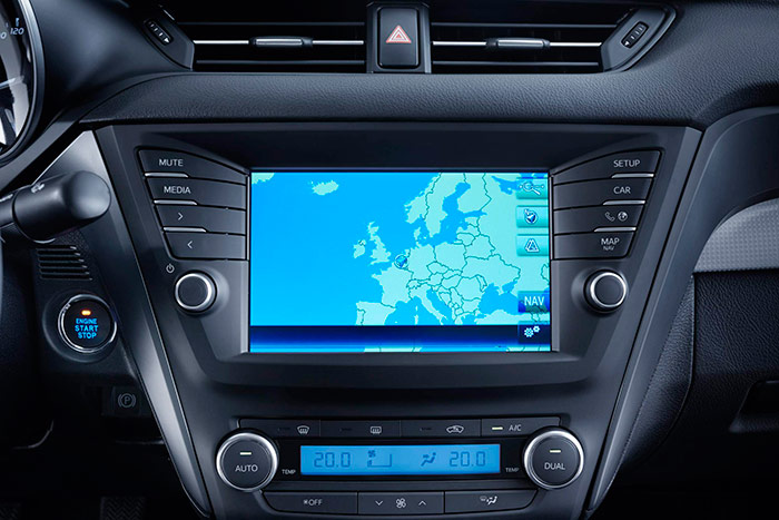 La pantalla central y sus mandos son bastante sencillos de identificar y manejar. Pero en su función de navegador, queda demasiado baja, y obliga al conductor a desviar mucho la mirada. Es un problema estético difícil de resolver.