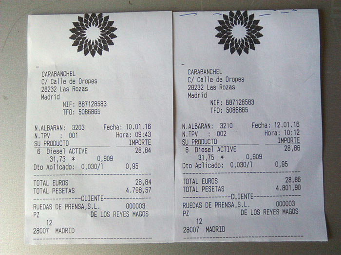 Los dos tickets del suministro de gasóleo en las dos pasadas a ritmo “interesante”, con dos días de intervalo (y media hora de desfase a la hora de pagar a la llegada). La diferencia en coste es de dos céntimos de euro, y en volumen de gasóleo, de 20 centímetros cúbicos (un tercio de tacita de café solo), sobre un total de más de 30 litros.