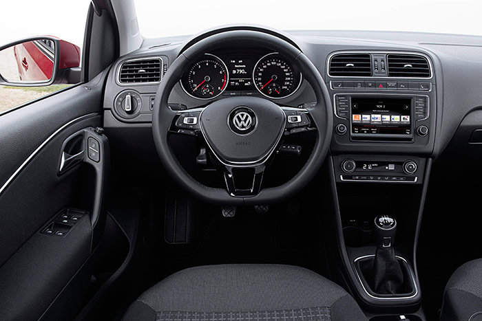 Como tantas veces hemos repetido, la estética del puesto de conducción de los coches VW tiende a mantenerse igual a sí misma tanto a lo ancho de la gama como a lo largo del tiempo, siempre con un diseño muy funcional, en tonos oscuros (básicamente negro) y sin brillos.