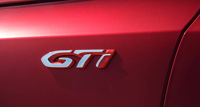 La sigla GTi no se prodiga en exceso: tan sólo en las aletas delanteras y en la tapa del maletero.