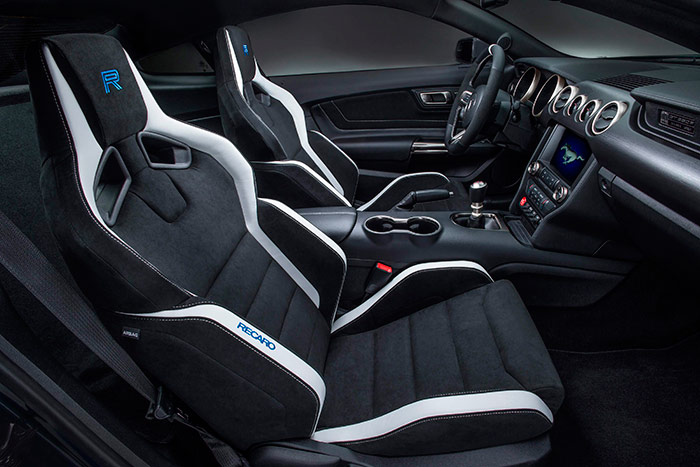 El pomo del cambio delata que no se trata de un 5.0 V8 sino de un Shelby GT-350 (y “R”, como indica el asiento); pero el asiento Recaro es el mismo que montan los 5.0 exportados a Europa. Asiento del que no había foto alguna entre casi 300 dedicadas al modelo en la web de Ford Europa. 