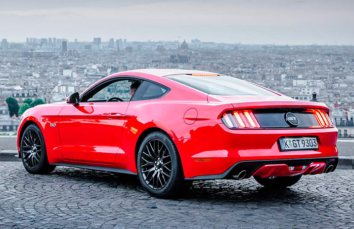 Ya en su sexta generación, el Mustang sigue manteniendo la fidelidad a una línea inconfundible, que le ha convertido en un icono del coche americano de aspecto deportivo. En esto le ha ganado al Corvette, que entre las primeras series, luego el Sting Ray, el Mako y después los más modernos, ha cambiado bastantes veces de aspecto.