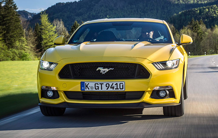 Aunque por respeto al color de la unidad de pruebas he buscado fotos de un Mustang rojo, permítanme intercalar al menos ésta del color que sería mi favorito en el muy improbable caso de que alguien me regalase un Mustang GT. El amarillo es menos caluroso, se ensucia menos y es incluso más visible que el rojo (y por lo tanto más seguro) a esas horas entre dos luces del amanecer y anochecer.