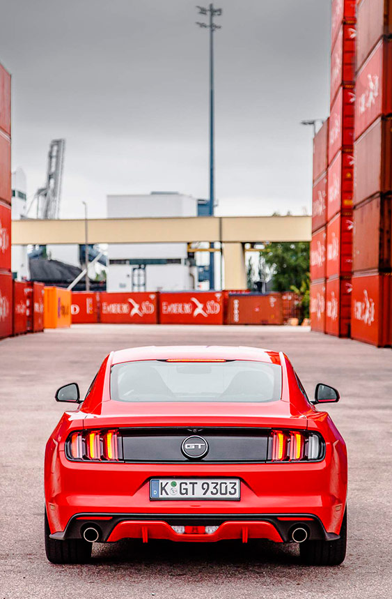 Esta es la vista de un Mustang GT que, lógicamente, debería ser la que aprecie con más frecuencia la mayoría de los demás usuarios de una carretera en la que ambos coincidan.