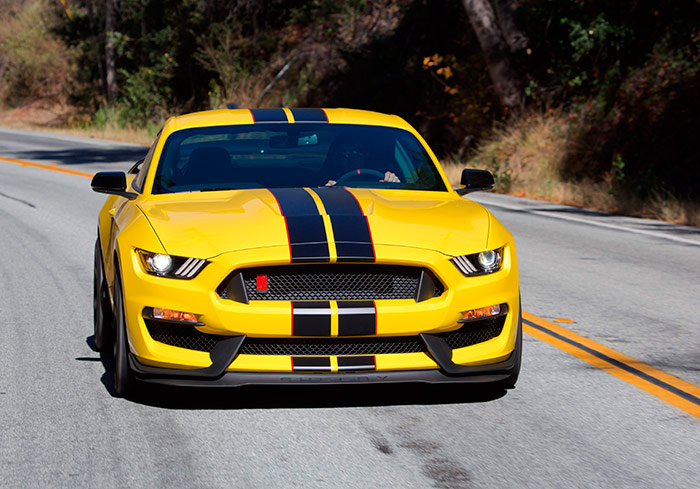 La doble banda longitudinal (azul o blanca, según el color del coche), aquí en un GT 350-R, es característica de los coches americanos de altas prestaciones, desde que la puso de moda la escudería NART (North American Racing Team) hará unas seis décadas.