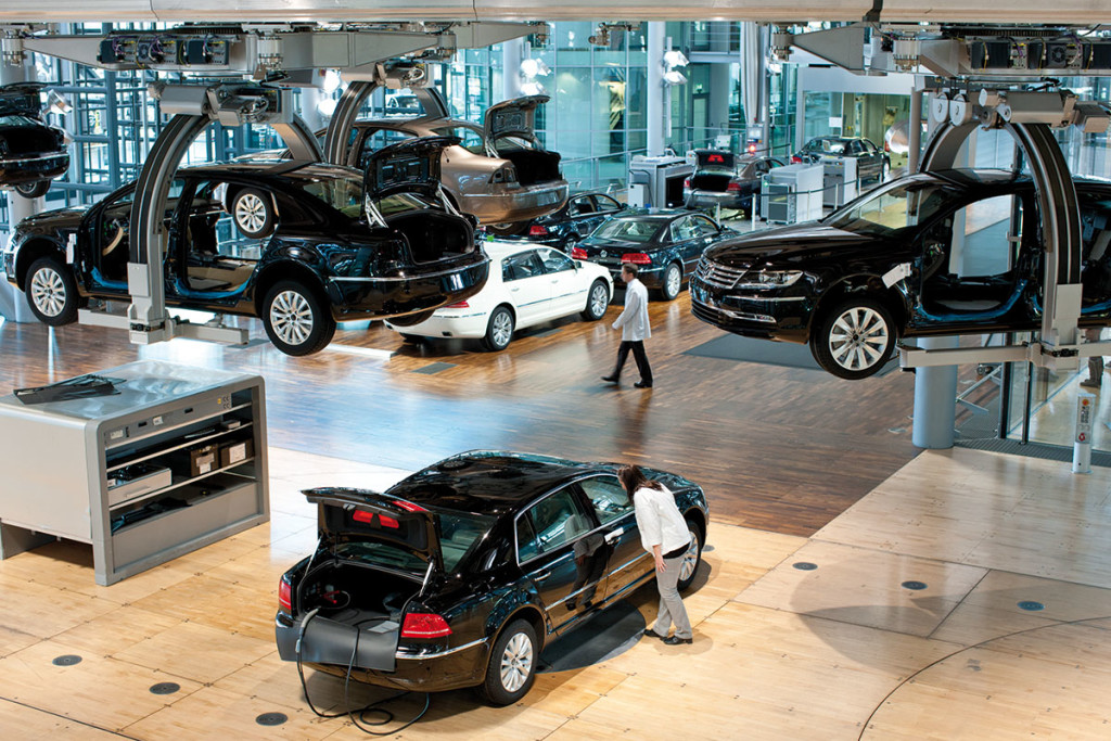 Fertigung in der Glaesernen Manufaktur Dresden auf Parkett aus kanadischem Bergahorn