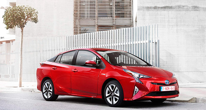 El Prius IV ha sufrido una profunda remodelación tanto en su mecánica como en su bastidor y carrocería; la de esta última es más que evidente en todas las fotos de exteriores que publicamos.