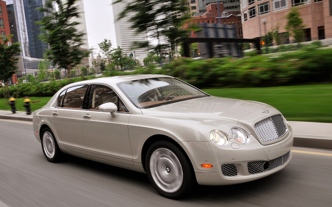 Bentley pone a la venta el Continental Flying Spur 2009, una berlina de lujo al alcance de unos pocos.