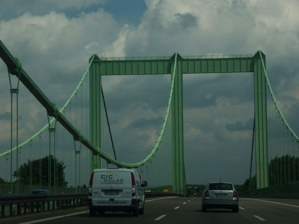 Volkswagen Golf. Del trópico al Ártico. Alemania. Puente cerca de Colonia. Volkswagen Golf. Del trópico al Ártico. Alemania. Puente cerca de Colonia.
