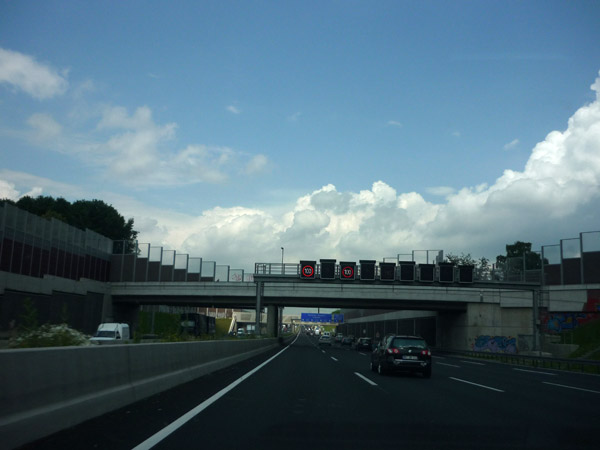 Volkswagen Golf. Del trópico al Ártico. Alemania. Puente. Limitacion de velocidad. Volkswagen Golf. Del trópico al Ártico. Alemania. Puente. Limitacion de velocidad.