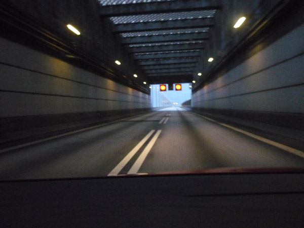 Túnel Dinamarca - Suecia. Del trópico al Círculo Polar. Salida túnel. 100.000 km en Volkswagen Golf. 