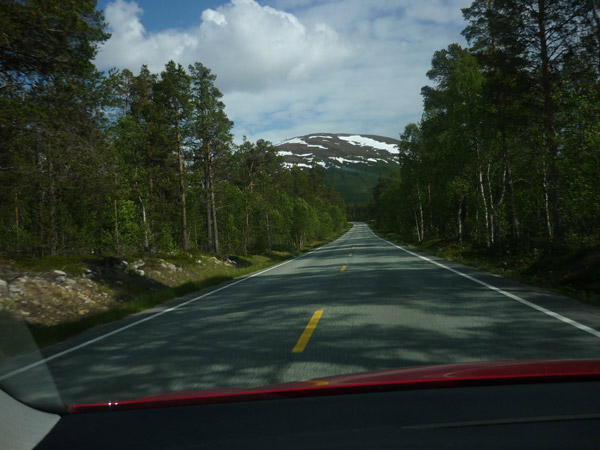 0002-carretera. De Mo i Rana al Círculo Polar Ártico. Nieve al fondo.