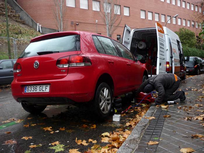 Trabajar en la calle, en días de lluvia, es especialmente incómodo para el operario como para el cliente