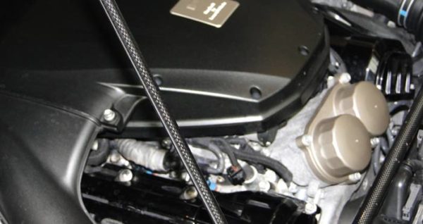 Lexus LFA. La varilla que sujeta del capó es de fibra de carbono
