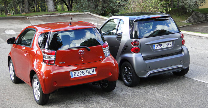 smart fortwo coupé 52 mhd pure / Toyota iQ 1.0 VVT-i