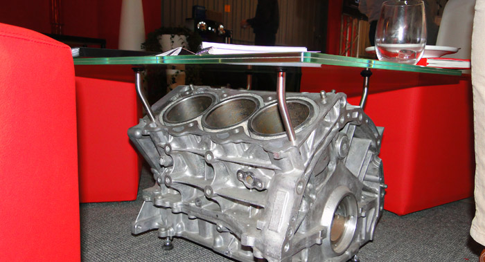 Presentación Nissan Nismo. Mesa hecha con el bloque de un motor V6