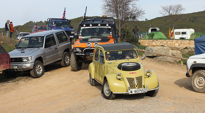 Un 2cv 4×4, con 2 motores. Los usaba la Guardia Civil según me comentaron. 