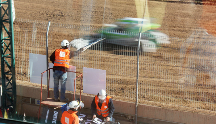 Estos son los oficiales encargados de sacar las indicaciones a los pilotos que desde dirección de carrera se necesitan comunicar, como una sanción con un drive through, un preaviso a un piloto de conducta antideportiva, una bandera negra, o la tan esperada bandera a cuadros.