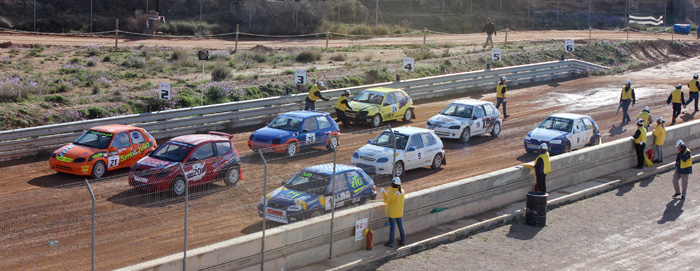 Son muchos los comisarios que se encargan de colocar los coches en su spuestos correctos en la parrilla de salida. Además comprueban si algún coche queda parado para sacar una bandera amarilla, etc.