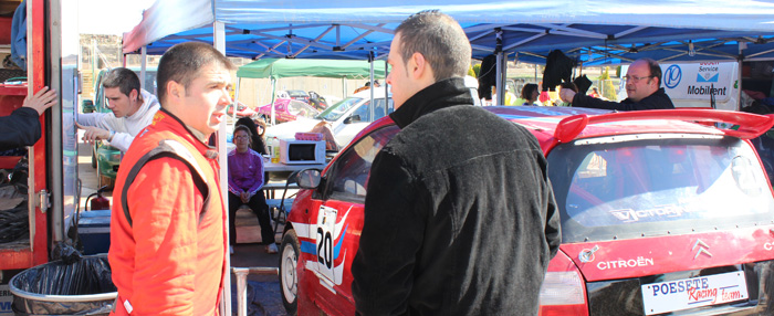 Antes de la final uno de los pilotos, Oscar Valera, que a la postre se proclamaría campeón de la DIV-IIA, charlando con una amigo y aficionado