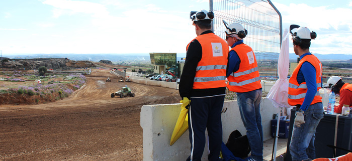 Desde los controles de paso que hay en el circuito, más que curvas, se encargan de sacar las banderas o tomar nota si se produce un contacto o una conducta antideportiva. Además se encargan de socorrer a los accidentados.