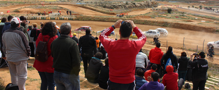 En todos los circuitos de autocross el público está encima de la acción, separado por unas vallas de seguridad, pero pudiendo vivir los adelantamientos muy de cerca