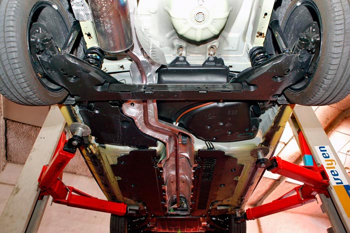 Renault Clio 2013. Parte inferior de la carrocería