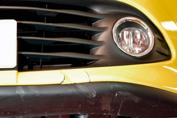 Comprobación de los daños en el Clio tras el accidente