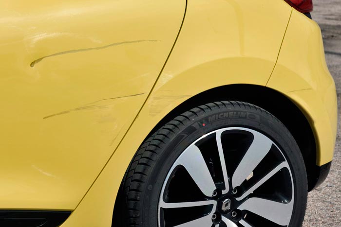 Renault Clio 2013. Puerta posterior izquierda golpeada
