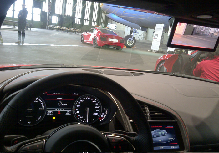 Un espejo retrovisor, que no es espejo pero sí retrovisor