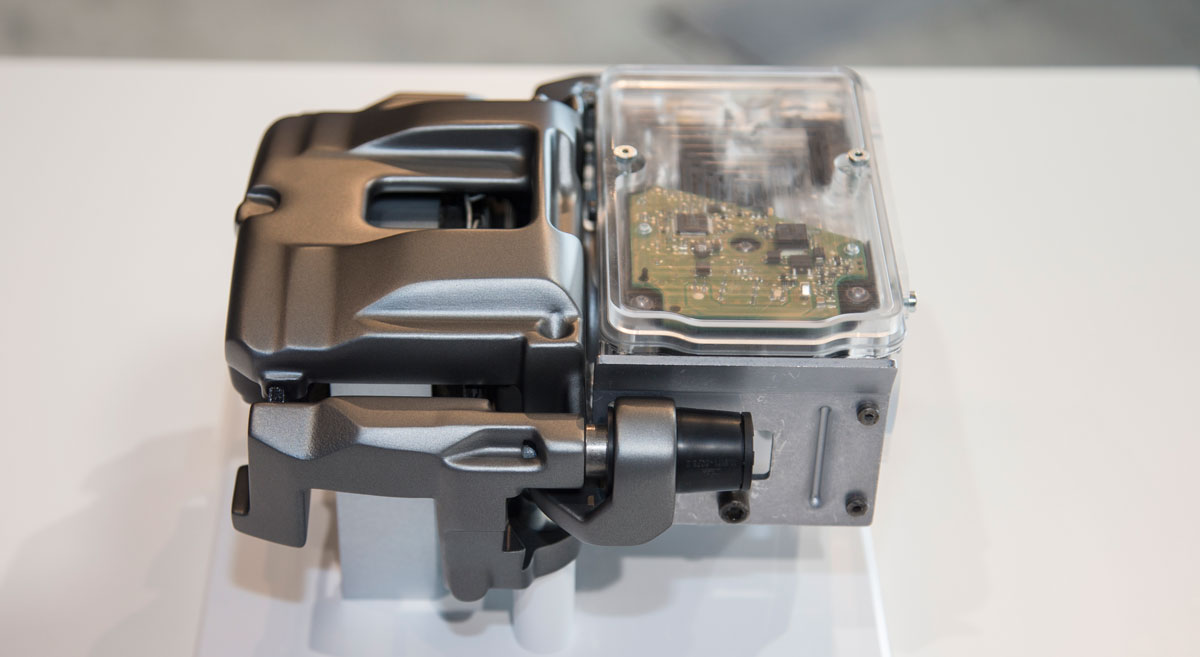 El pistón de las pinzas traseras de freno es desplazado por un motor eléctrico, no por un sistema hidráulico