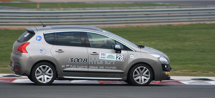 El Peugeot 3008 HYbrid4 en el circuito Los Arcos. Foto: Álex Botella