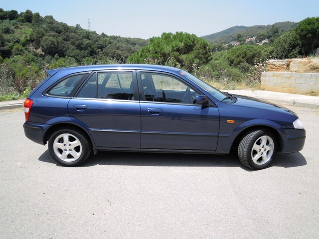Mazda 323f (2001). Vista lateral