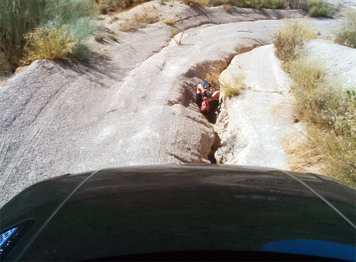 "Que sí, que yo te hago la foto de los bajos..."