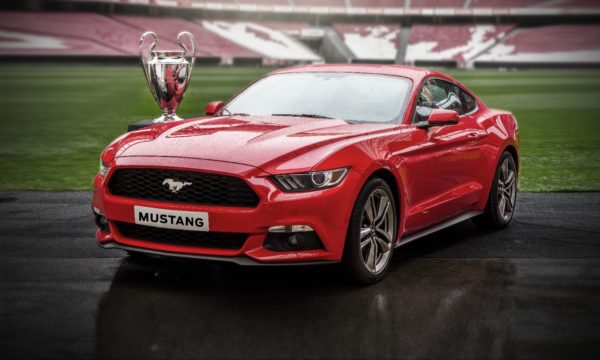 Ford Mustang y la final de la Champions League, unidos.