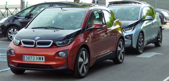 El BMW i3 REX (naranja) e i3 normal (gris)