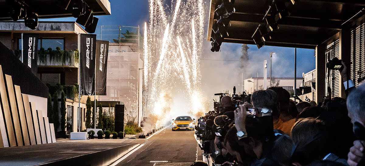 Unos fuegos artificiales anuncian la llegada del Mercedes-AMG GT.