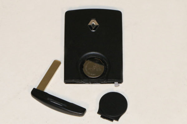 Vídeos. Cambio de la pila del mando y bombillas del Renault Clio.