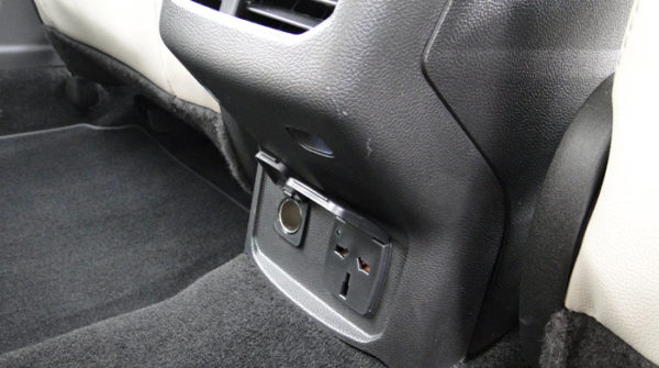 Toma de corriente de 12 y 220 V