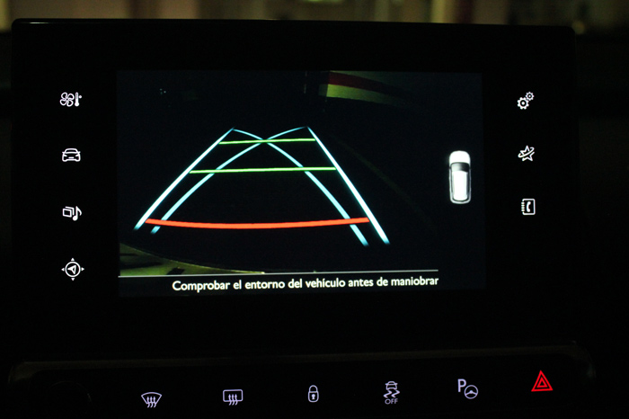 Sombra. De noche en la calle o en un garaje con iluminación normal, la cámara es completamente inútil. Es difícil de entender que Citroën instale un elemento que no sirve cuando más necesario es. 