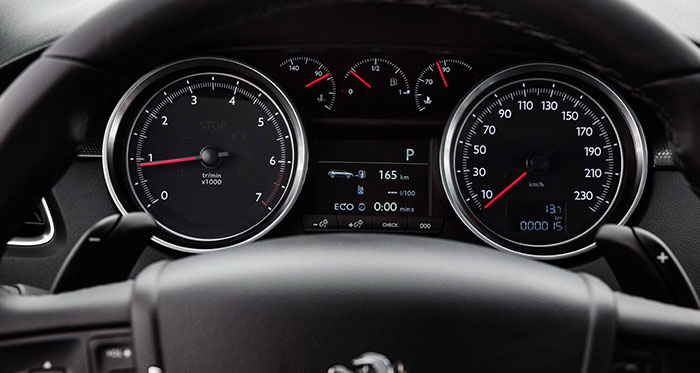 Cuadro también clásico, con dos grandes relojes sin hornacinas de formas raras, pantallita informativa en el centro y un detalle poco frecuente: hay un termómetro de aceite. La foto corresponde a un motor de gasolina (límite 6.200 rpm y levas del cambio automático bajo el volante), pero todo el resto es idéntico para el BlueHDi.